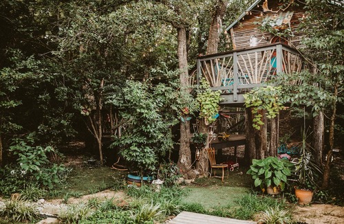 Elmo Cottage | The Treehouse, with a deck for grilling and relaxation.