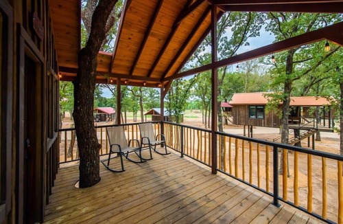 Elm Mott RV Rental | The Warbler Treehouse 15 MIn to Magnolia & Baylor