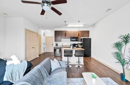 Five Points South Apartment | The Zen Den: Pool & Gym Included 27