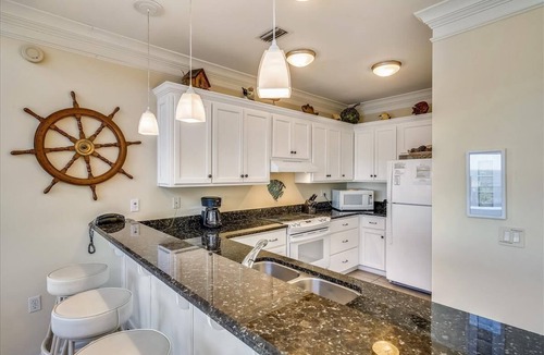 Plantation House | THIS BEAUTIFULLY FURNISHED HOME is bay front on one picturesque acre of pines and palms.