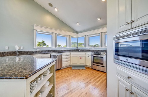 Plantation House | THIS FABULOUS FIRST-TIER PLANTATION property is the ultimate family gathering place!