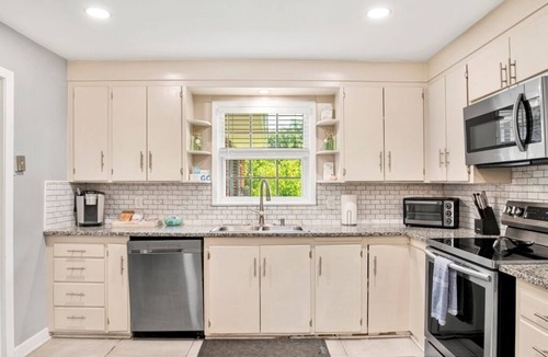 East Pensacola Heights House | This house is a 6 bedroom(s), 3 bathrooms, located in Pensacola, FL.