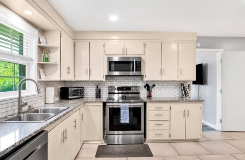 East Pensacola Heights House | This house is a 6 bedroom(s), 3 bathrooms, located in Pensacola, FL.
