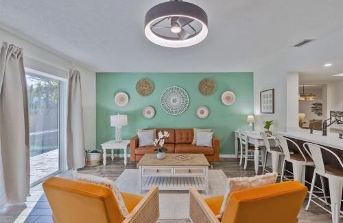 Seminole House | This is the ONE! 3 King Beds - Heated Pool - 7 Min to Beach - Garage Game Room