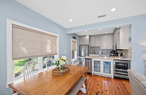 Alabama Gulf Coast Cottage | This quiet, cozy cottage on Mobile bay features a screened porch, Outdoor Grilling, Private pier, Bunk Beds and Sleeps 8!
