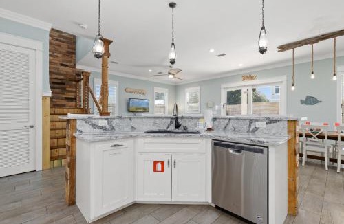 Kiska Beach House | Three Master Bedrooms! Easy Beach Access! Gulf Views
