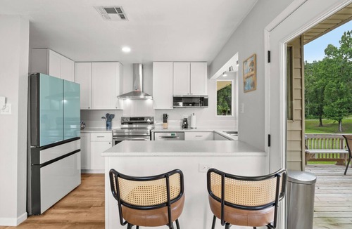 Negreet House | Three Sisters Cove- Boat launch, Pier, Basketball Court, Wifi, Stunning Views