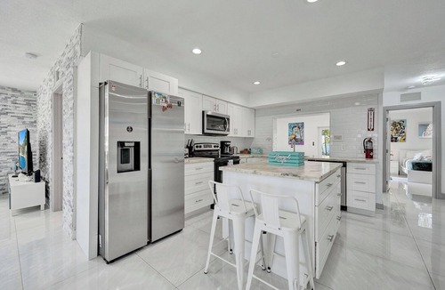 Dania Beach House | TIKI PARADISE OASIS W/HEATED POOL AND JACUZZI. Modern home close to the Beach