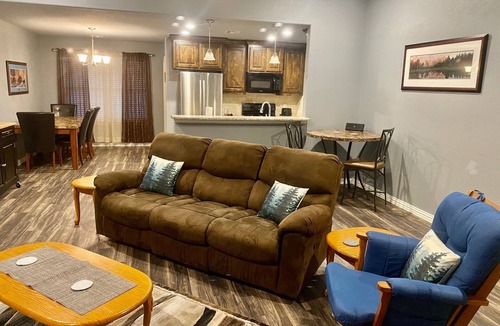 Calera House | *Timberland Cottage* Sleeps 6. Minutes to Casino, Concerts, Lake, College