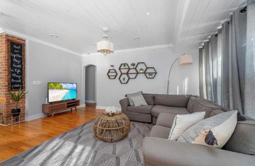 Fairvilla House | Tiny home w outdoor kitchen & free Wi Fi