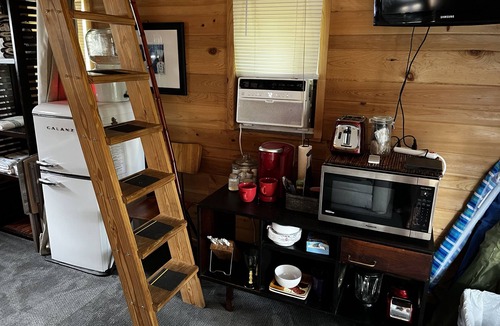 East Hill House | Tommy's Zen Garden and Cottage, a wonderful peaceful retreat!