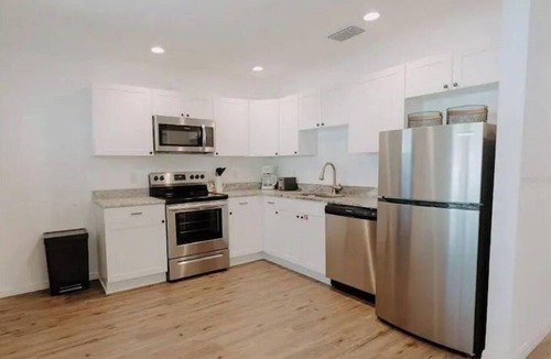 Bradenton Apartment | Top Floor Retreat near Anna Maria Beaches. Beach days-easy parking-room to relax