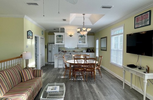 Lullwater Beach House | TOTALLY BEACHIN' - BEACHES OPEN! BOOK NOW! STEPS TO SHOPS, BEACH, POOL!