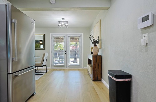 Farmers Branch House | Tranquil Modern 3BR 8 Sleeps Retreat Sauna/Hot Tub/Gym/Game Corporate/Family