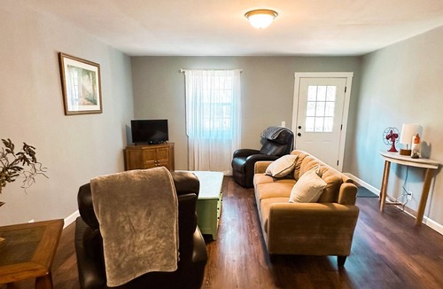 Brookeland Cottage | Tranquil Pine Retreat: Hammocks, Kayaks, Golf, WIFI, and minutes to ramps ⛳️ 🎣🥂