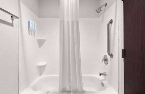South Baton Rouge Hotel | Tranquil Stays Near LSU with Outdoor Pool, Hot Breakfast & 24-Hour Fitness Room