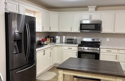 Groves House | Tremendous 5-bedroom house in Groves perfect for group stays