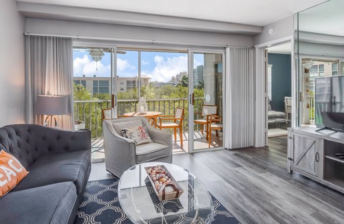 Marco Island Condo | Trendy condo w/ shared pool, central AC, and high-speed WiFi - snowbirds welcome