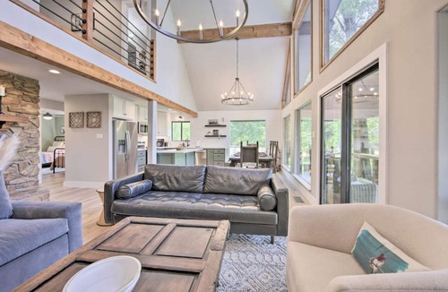 Henderson County House | Trinity River Cabin, 20 Acres, Stocked Fishing Pond, Views of the Trinity River.