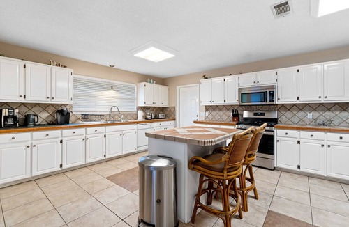 Ono Island House | Tropic stay with large outdoor pool, bikes, AC & pool table - snowbird-friendly
