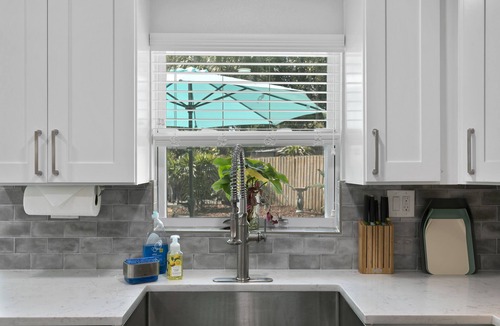 Ballast Point House | Tropical 3bd bungalow with pool! Walk to Bayshore!