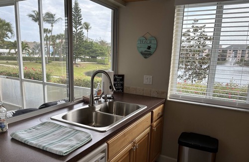 Jupiter Bay Condo | Tropical Breeze - Cozy retreat short walk to pool and beach