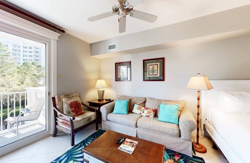 Baytowne Wharf Apartment | Tropical condo at The Village of Baytown Wharf with AC, pool, hot tub, & gym