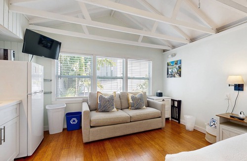 Old Town Apartment | Tropical getaway with pool & sundeck - 1 block to Duval St, 2 blocks to beach