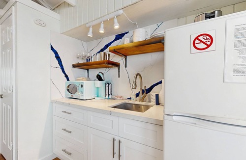 Old Town Apartment | Tropical getaway with pool & sundeck - 1 block to Duval St, 2 blocks to beach