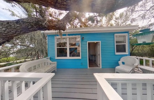 Cedar Key Cottage | Tropical Island! Cedar Key Coastal Heaven Cottage Kayak to island beach! Hidden!