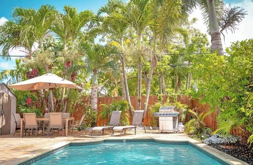 North Andrews Gardens House | Tropical paradise, 3/2 house near the beach, heated pool