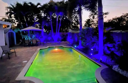 North Andrews Gardens House | Tropical paradise, 3/2 house near the beach, heated pool
