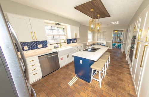 Thomas Drive House | Tropical vibes, Heated Pool, Game Room, Mini Golf, Tiki Hut