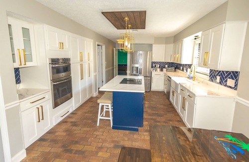 Thomas Drive House | Tropical vibes, Heated Pool, Game Room, Mini Golf, Tiki Hut