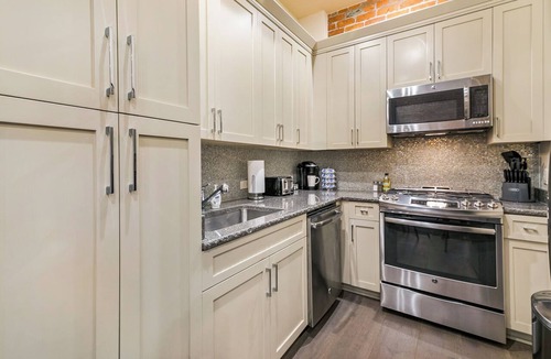 Central Business District Apartment | 🎺TRUE SOUTHERN ELEGANCE STEPS FROM IT ALL! 🎺 | The Beignet