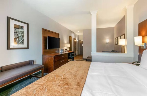 Tupelo Hotel | Tupelo King Suite w/Pool & Gym