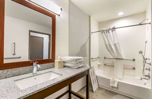 Tupelo Hotel | Tupelo King Suite w/Pool & Gym