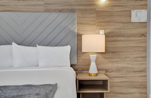 Galt Mile Hotel | Two Bedroom in The Garden Hotel | 8-Min Walk to Lauderdale-by-the-Sea Beach