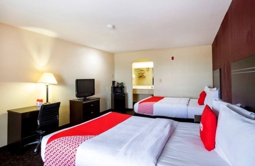 Port Allen Hotel | Two-Queen Room Sanctuary | Family-Friendly Stay Near LSU and Popular Dining Spot