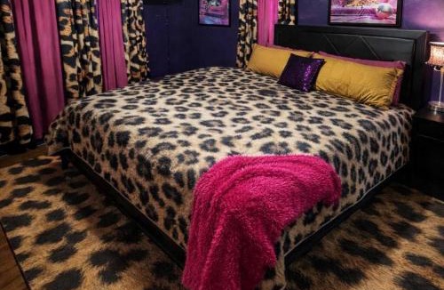 Lone Star House | Ultimate Girls’ Getaway House with Hot Tub, Movie Room & Margarita Machine in Lone Star, Texas