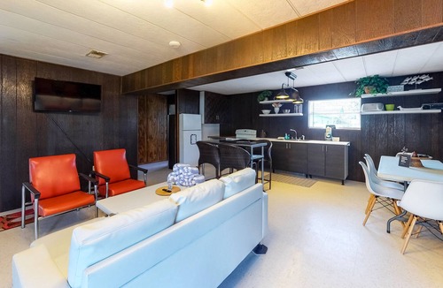 Carrabelle House | Unique getaway by the beach with fast WiFi and central AC - snowbirds welcome