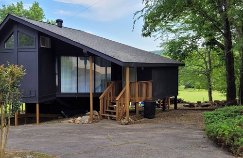 Jones Mills Cottage | UNIQUE HOME WITH BEAUTIFUL VIEWS ON GOLF COURSE!