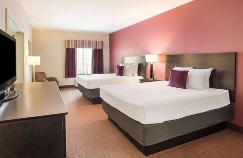 Saint Landry Hotel | Unwind in Knights Inn Bunkie! Free Parking, Outdoor Pool, Free Breakfast!