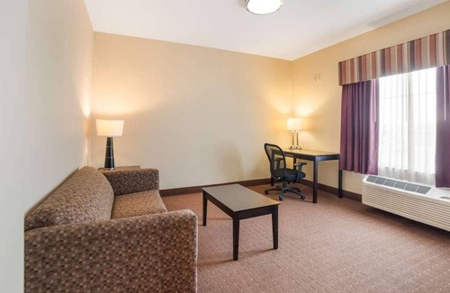 Saint Landry Hotel | Unwind in Knights Inn Bunkie! Free Parking, Outdoor Pool, Free Breakfast!