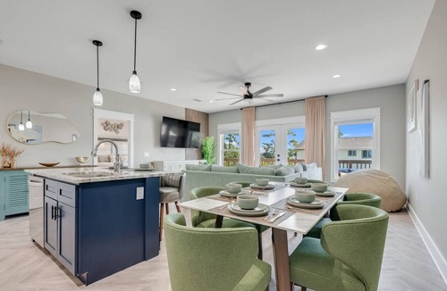 Upper Grand Lagoon House | Up to 18 Guests 6-Bed Retreat w/Pickleball Court