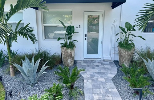 Coral Ridge Apartment | Updated 1 Bedroom in Boutique Mid-Century Building