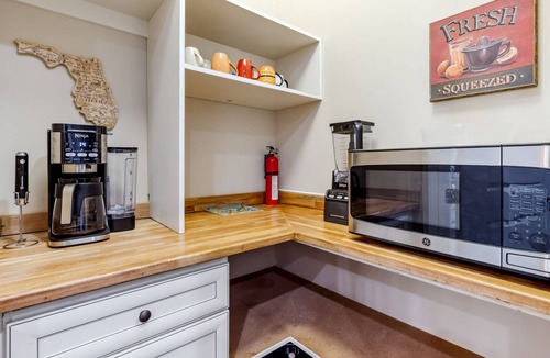American Beach House | Updated 3BR Condo - Golf Cart Included - Pool - Summerwoods in Amelia Island