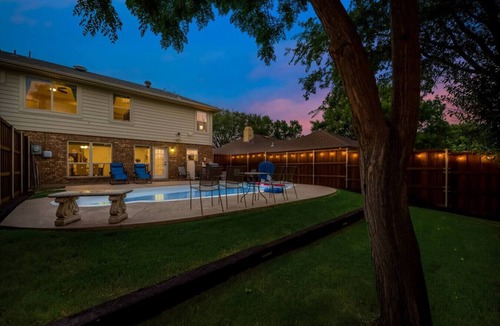 North Central Carrollton House | Updated 4 Bedroom Home Pool, Sleeps 8 Wifi Garage