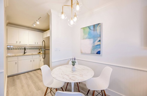 Old Naples Apartment | Updated Dtwn Naples Condo: Across From Beach!