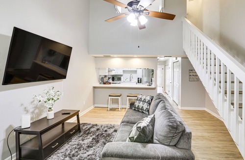 Tallahassee House | Updated Tallahassee Townhome: 3 Mi to Downtown!
